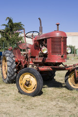 Vieux tracteur rouge