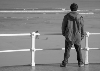 Joven mirando el mar