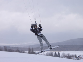 Snowkiter beim Sprung