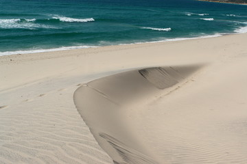 dune de sable blanc et mer turquoise