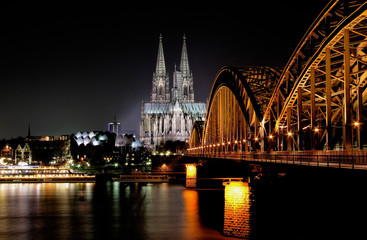 Fototapeta premium Cologne du bord du Rhin
