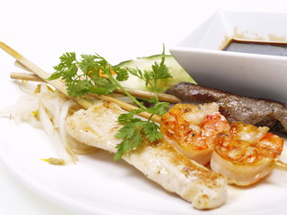 rindfleisch, hühnchen und shrimp satays soja soße
