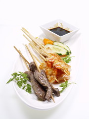 rindfleisch, hühnchen und shrimp satays soja soße