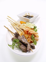 rindfleisch, hühnchen und shrimp satays soja soße