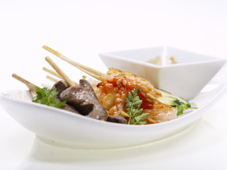 rindfleisch, hühnchen und shrimp satays soja soße