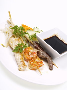 rindfleisch, hühnchen und shrimp satays soja soße