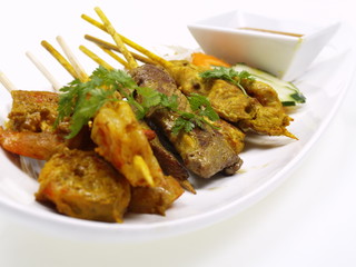 malaysische rind, hühnchen und shrimp satays