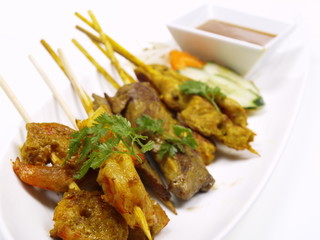 malaysische rind, hühnchen und shrimp satays
