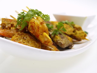 malaysische rind, hühnchen und shrimp satays