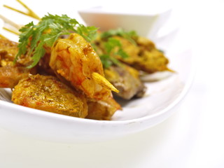 malaysische rind, hühnchen und shrimp satays