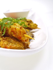malaysische rind, hühnchen und shrimp satays