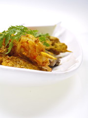 malaysische rind, hühnchen und shrimp satays