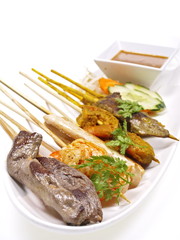 malaysische rind, hühnchen und shrimp satays