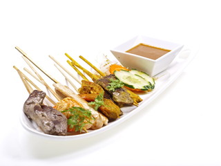 malaysische rind, hühnchen und shrimp satays