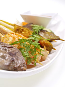 malaysische rind, hühnchen und shrimp satays