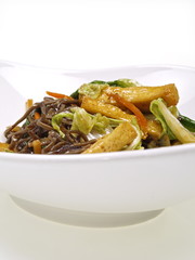 chinesische tofu wok speise mit buchweizennudeln