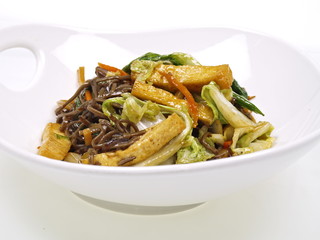 chinesische tofu wok speise mit buchweizennudeln