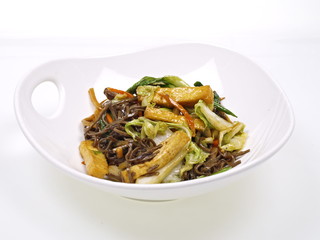 chinesische tofu wok speise mit buchweizennudeln