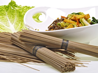 chinesische tofu wok speise mit buchweizennudeln