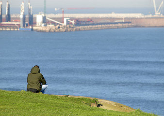 Joven mirando el mar