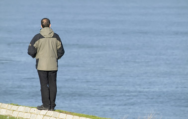 Fototapeta na wymiar Hombre mirando al mar