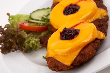 Paniertes Schnitzel Hawai