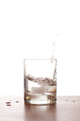 verre d'eau et glaçon