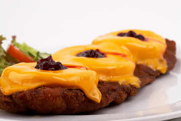 Paniertes Schnitzel Hawai