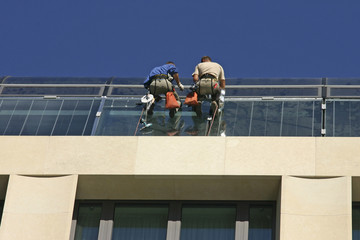 Handwerker bei der Arbeit an einem Glasdach