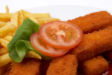 Tomaten, Fischstaebchen und Pommes