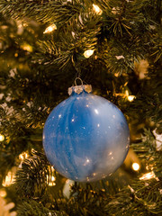 Obraz na płótnie Canvas Blue Swirl Christmas Ornament