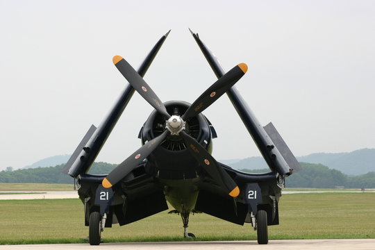 Avion Corsair pli&eacute;