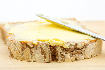 Butterbrot mit Messer leicht von oben aufgenommen