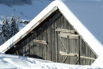 grange sous la neige