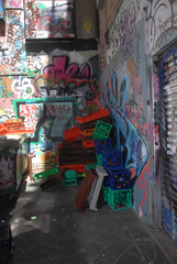 Obraz premium graffiti on wall and dust bin