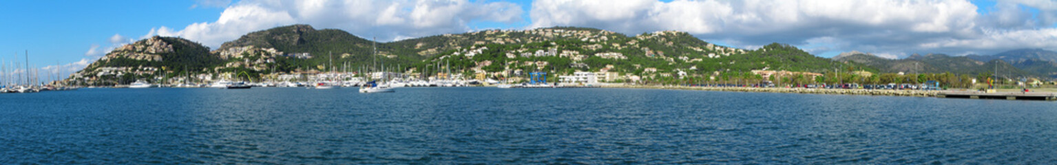 Fototapeta na wymiar Panorama von Port d'Alcudia, Majorka, Spanien