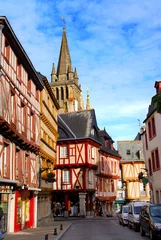 Zelfklevend Fotobehang Street with colorful houses in medieval city of Vannes, France. © Elenathewise