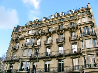 Fototapeta na wymiar Fasada klasycznym paryskim budynku, błękitne niebo