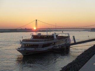 Obraz premium Rhine Cruise Ship in Emmerich