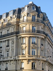 Fa&ccedil;ade de pierre arrondie avec balcon rond, Paris