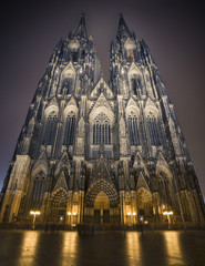 Fototapeta premium beleuchteter Kölner Dom am Abend