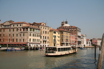 Fototapeta na wymiar Bateau sur le grand canal de Venise