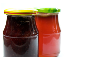 Marmeladengläser auf weißem Hintergrund