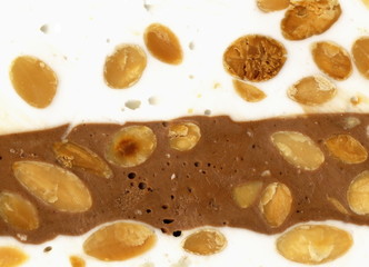 französisches weiches nougat mit nüssen