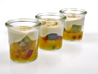 fruchtsalat mit creme brulee