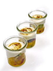 fruchtsalat mit creme brulee