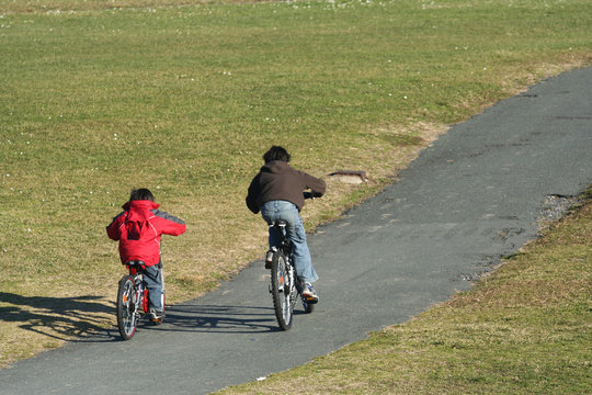 gar&ccedil;ons qui font du v&eacute;lo