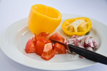 paprika, tomaten und zwiebeln schneiden