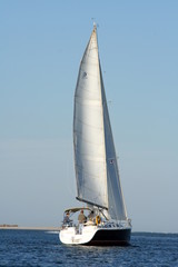 Obraz premium sailing through inlet