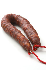 Spanische Chorizo vor weißem Hintergrund